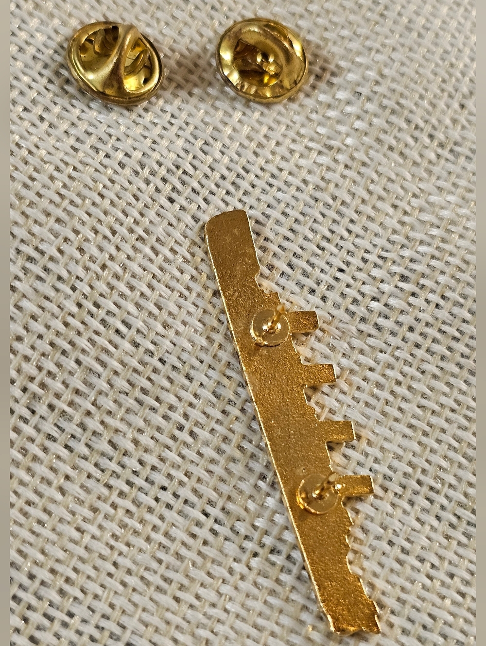 Vintage Titanic Goldtone Pin with Red and Black Enamel EUC - Picture 7 of 8